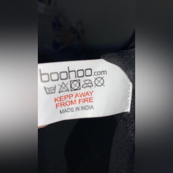 Raised collar blouse with staggered sleeves and embroidery by Boohoo - Picture 4 of 12